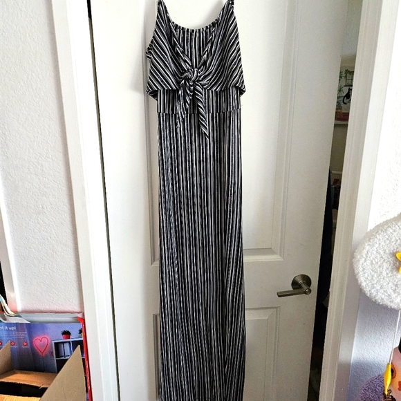 Black & White Maxi Dress - Picture 1 of 4
